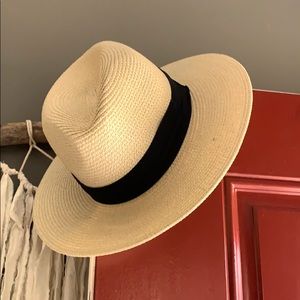 Straw Hat 👒 black ribbon